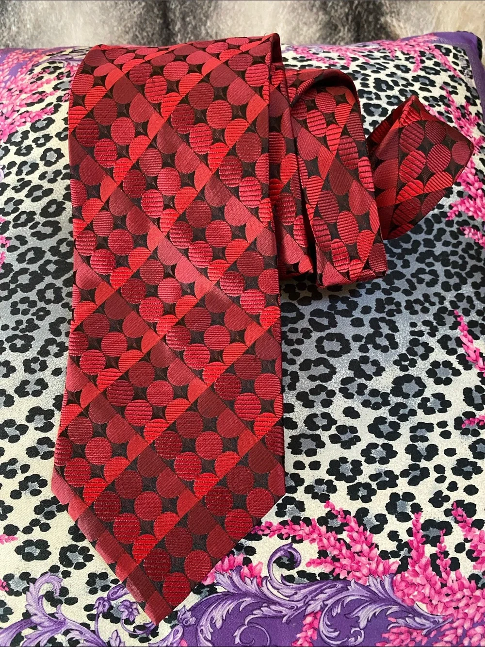 💯 Silk Hand Made Luxurious Red Black Subtle Shimmer Textured Tie